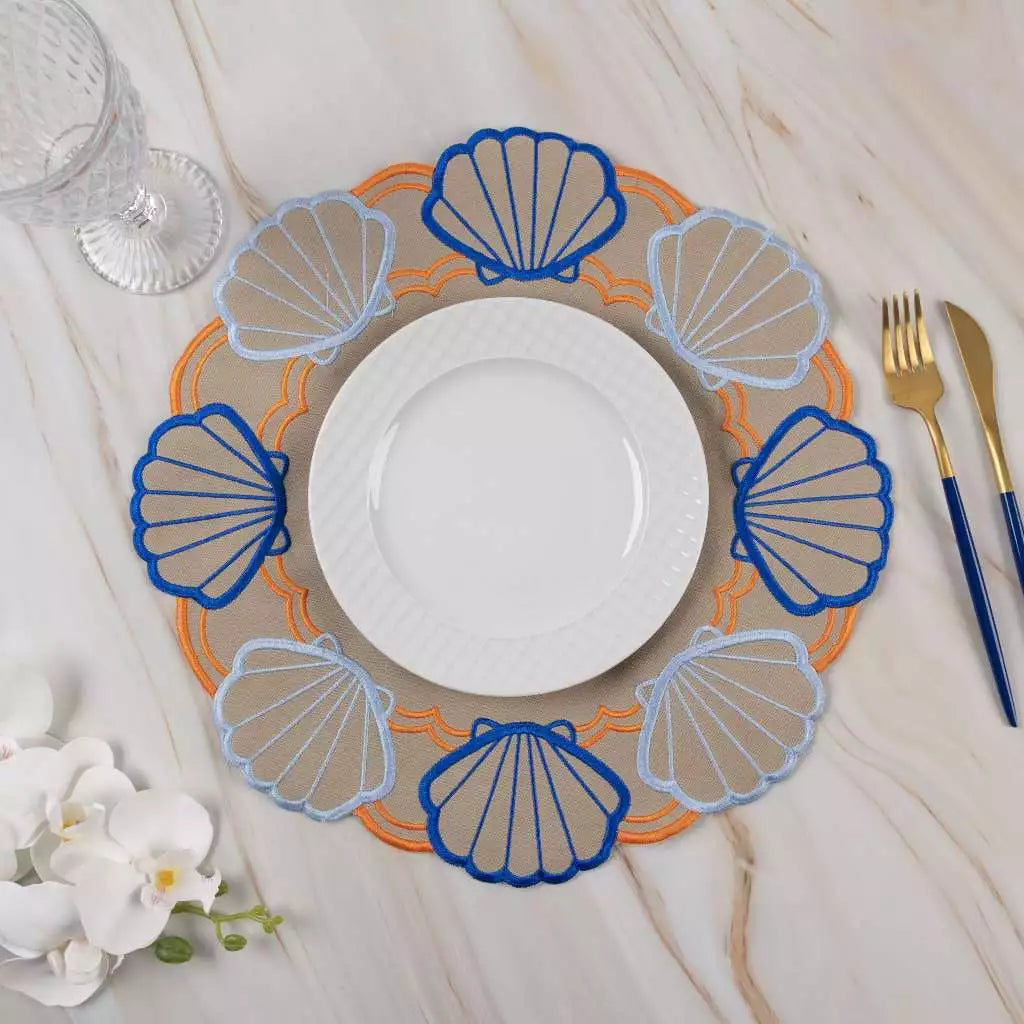 Jogo Americano 8 peças com 4 Sousplats Bordados e 4 Guardanapos – Elegância e Charme para Sua Mesa!