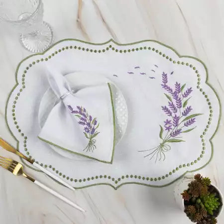 Jogo Americano 8 peças com 4 Sousplats Bordados e 4 Guardanapos – Elegância e Charme para Sua Mesa!