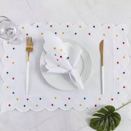 Jogo Americano 8 peças com 4 Sousplats Bordados e 4 Guardanapos – Elegância e Charme para Sua Mesa!