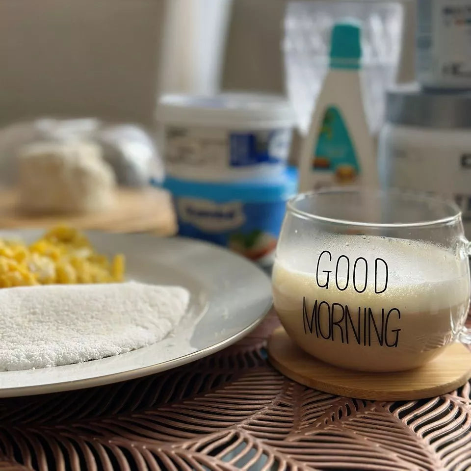 Caneca elegante sendo usada com café em ambiente decorado