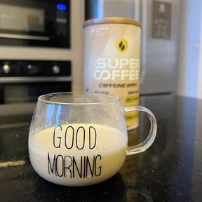 Caneca elegante sendo usada com café em ambiente decorad