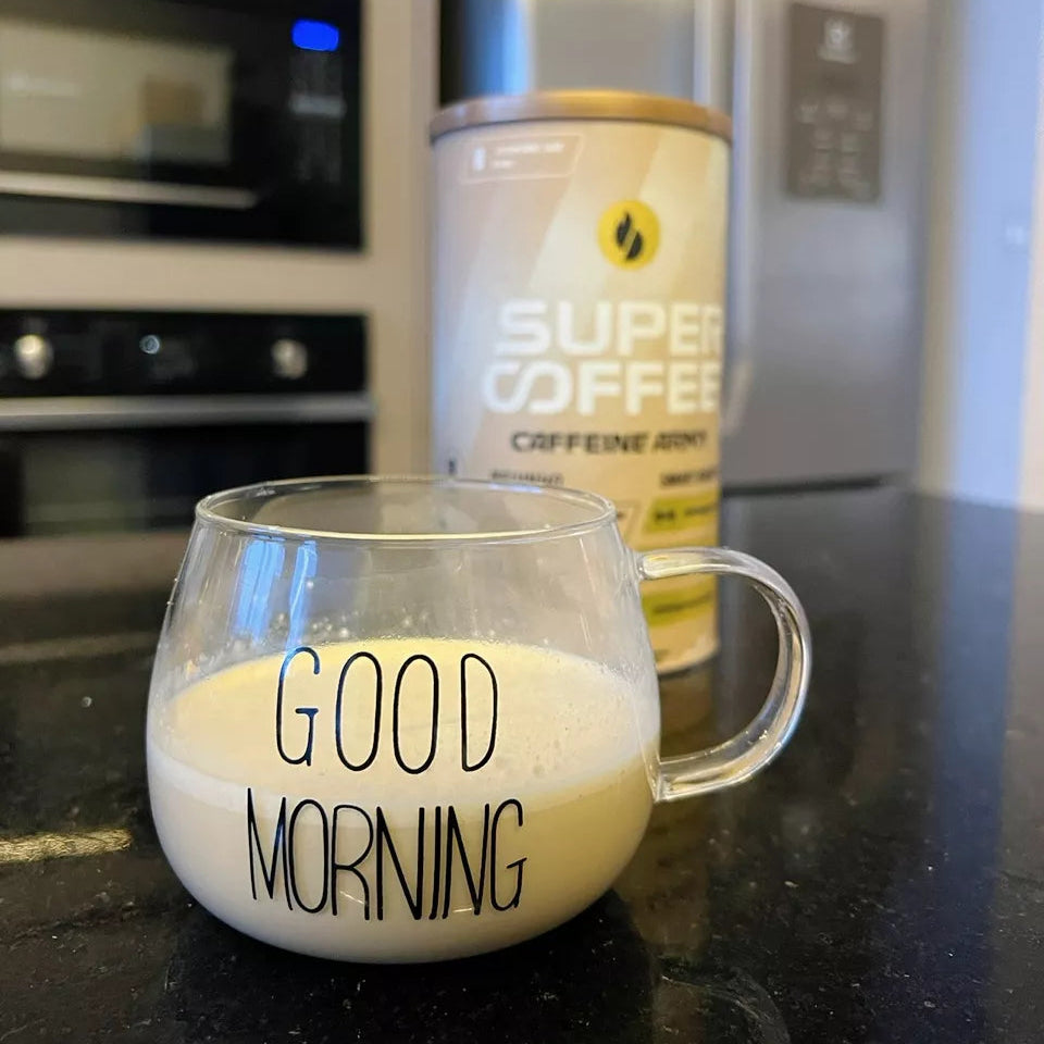 Caneca elegante sendo usada com café em ambiente decorad