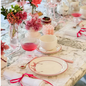 Coleção de Pratos Rasos, Sobremesa e Xícaras de Laços  – Encanto e Elegância na Sua Mesa