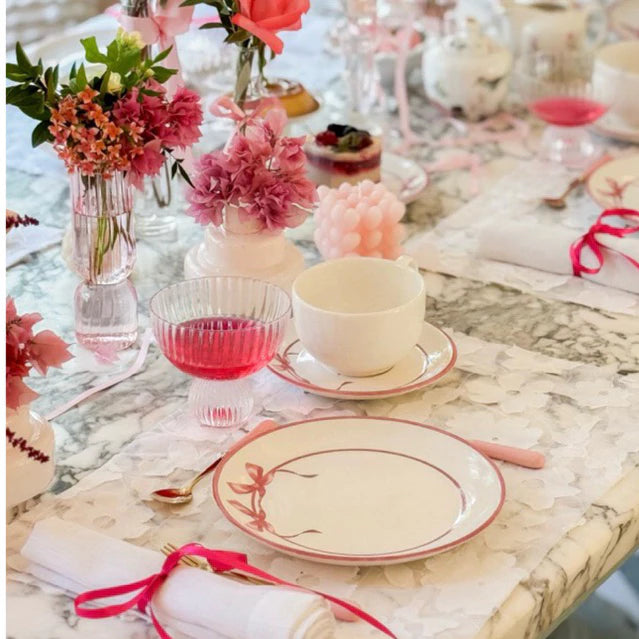 Coleção de Pratos Rasos, Sobremesa e Xícaras de Laços  – Encanto e Elegância na Sua Mesa
