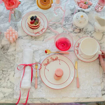 Coleção de Pratos Rasos, Sobremesa e Xícaras de Laços  – Encanto e Elegância na Sua Mesa