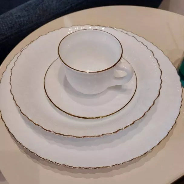 Coleção Encanto Dourado – Aparelho de Jantar e Chá em Vidro Opaline (16 Peças)